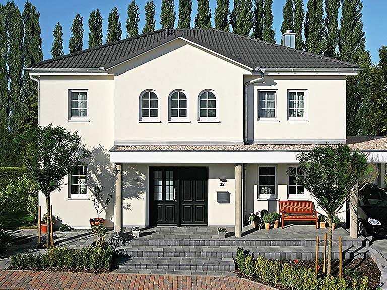 Moderne Stadtvilla mit klarer Fassadengestaltung